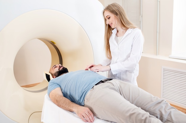 Glücklicher Patient, der mri Scan am Krankenhaus durchmacht.