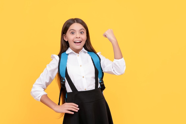 Glückliches Kind mit langen Haaren in Uniform 1. September glückliches Kind aus der Kindheit mit Schultasche