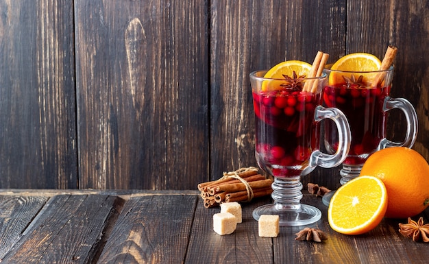 Glühwein mit Zimt, Cranberry und Orange. Heisses Getränk. Winter.