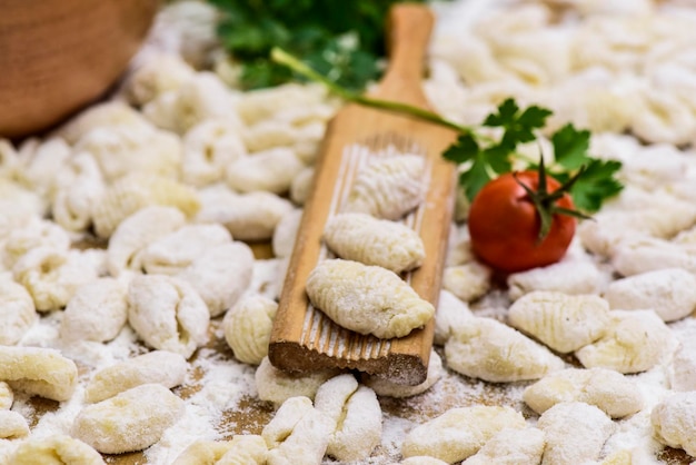 Gnocchi caseiro preparado na mesa com ingredientes