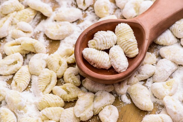 Gnocchi caseiro preparado na mesa com ingredientes