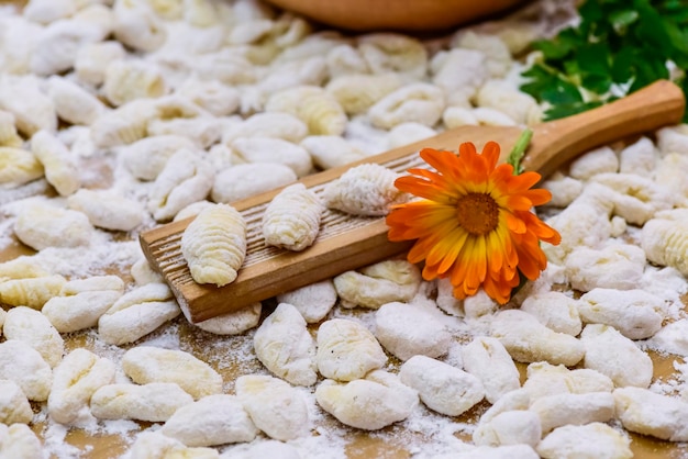 Gnocchi caseiro preparado na mesa com ingredientes