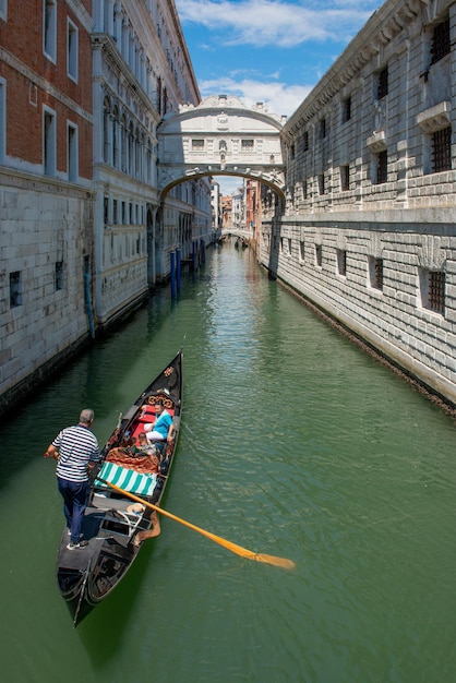 Gondel mit touristen an der seufzerbrücke in venedig