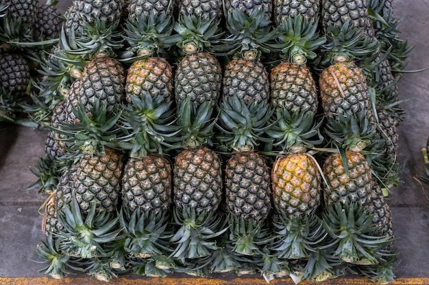 Grande mercado de frutasFruta tropical de abacaxi no mercado