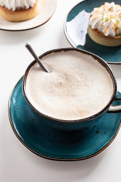 Grande xícara de cappuccino de café no café da manhã