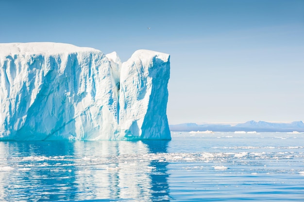 Grandes icebergs azuis no fiorde de gelo de Ilulissat, oeste da Groenlândia