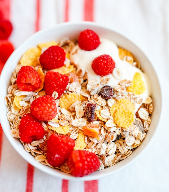 Granola fresca, muesli com iogurte e frutas silvestres