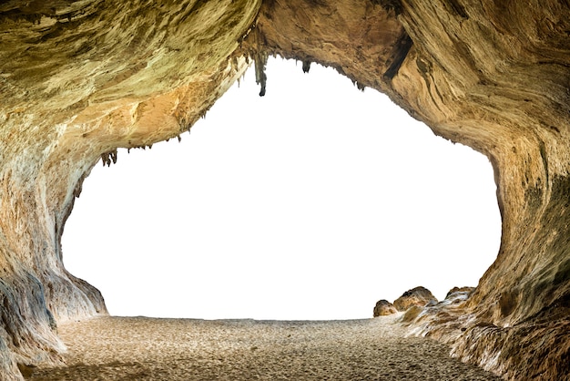 Große leere Höhle mit Eingang zum weißen isolierten Hintergrund