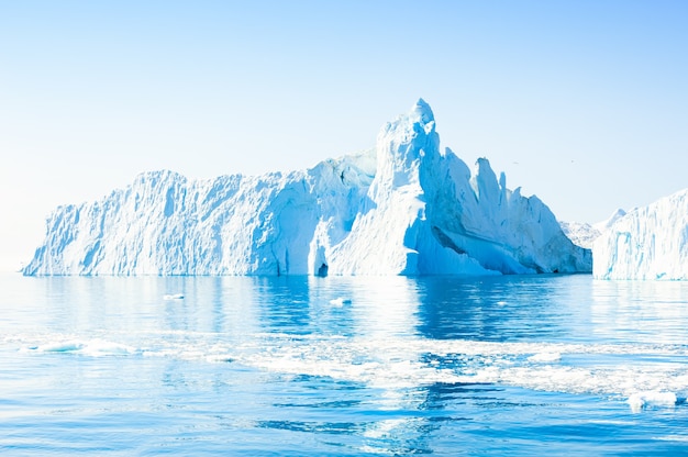 Foto großer eisberg im ilulissat-eisfjord westgrönland