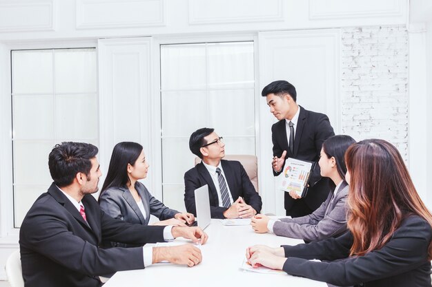 Foto grupo de empresários reunidos no escritório