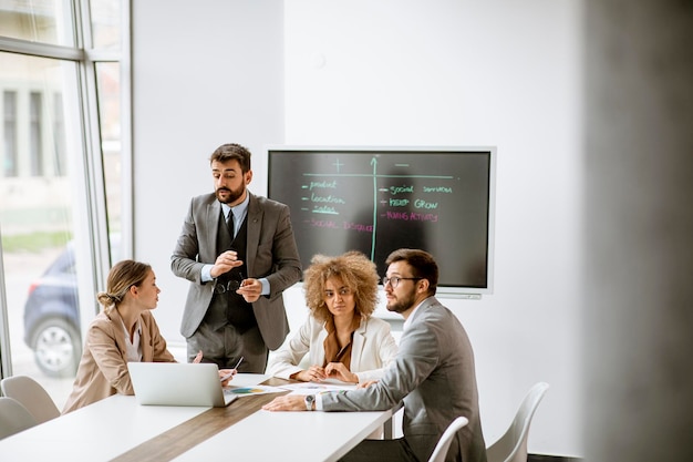 Grupo de jovens empresários multiétnicos trabalhando juntos no escritório