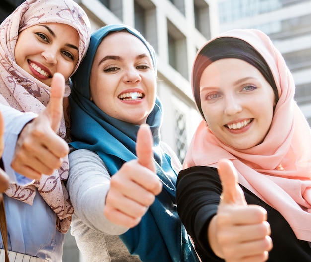 Grupo de mulheres islâmicas gesticulando bate acima