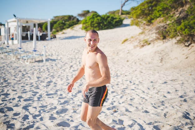 Foto gruppe des jungen multiethnischen freundstrandsommers