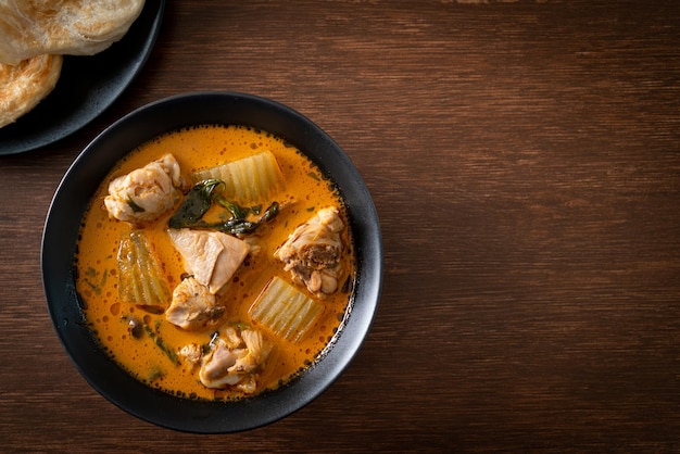 Hähnchen-Curry-Suppe mit Roti