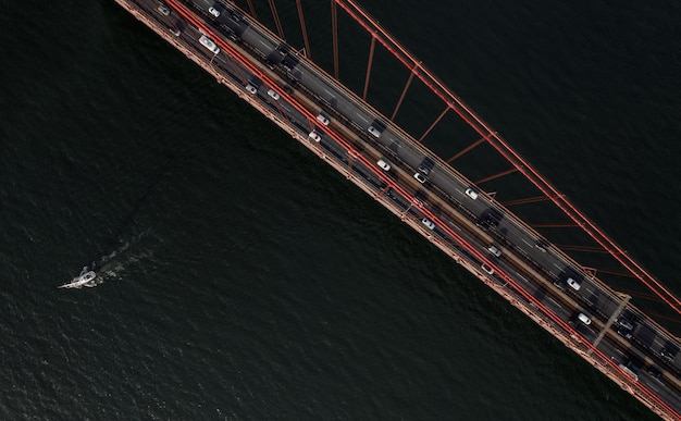 Hängebrücke mit Autos über den Fluss