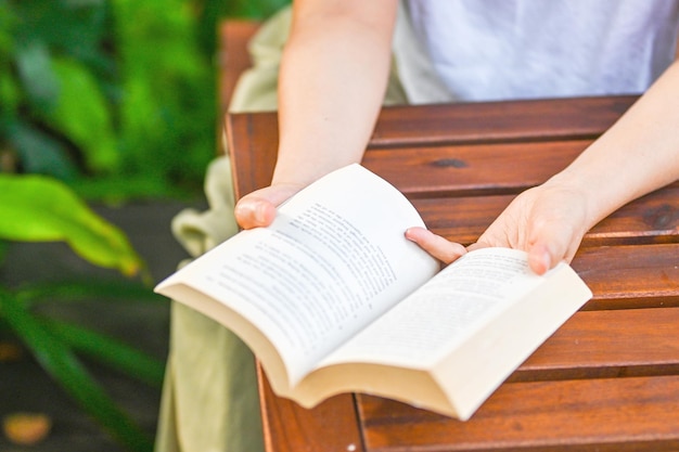 Foto hand, die buch im parkgarten hält achtsamkeitsleben