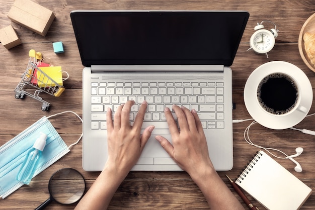 Hand kaufen online mit Kaffeetasse