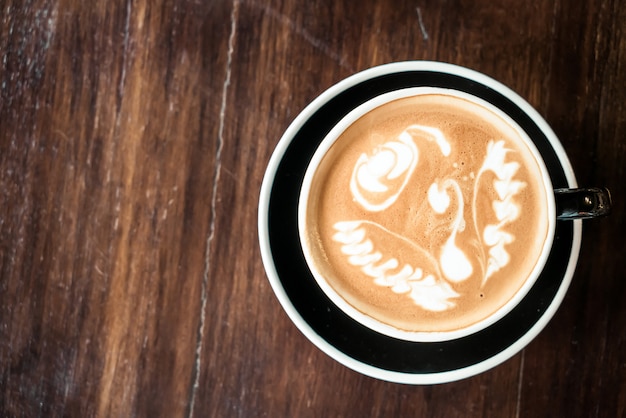 heiße Lattekaffeetasse im Caférestaurant