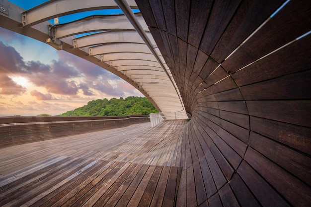 Henderson Wave Bridge am dramatischen Himmel bei Sonnenuntergang in Singapur