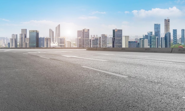 Hintergrund der Asphaltdecke und der urbanen architektonischen Landschaftsskyline