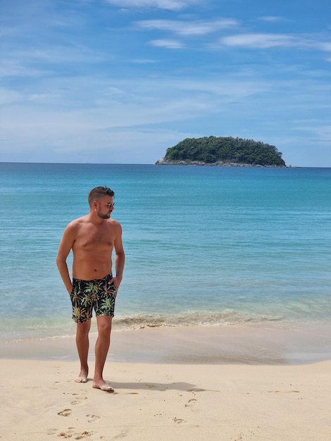 Foto hintergrundansicht einer frau, die am strand gegen den himmel steht