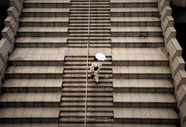 Hochwinkelansicht einer Frau, die auf Treppen geht