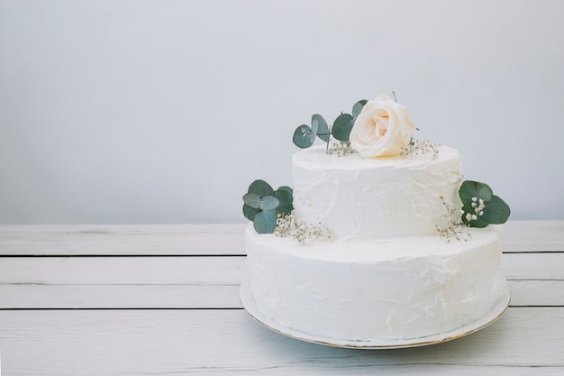 Hochzeitstorte mit Blumen