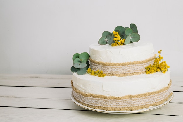 Hochzeitstorte mit Blumen