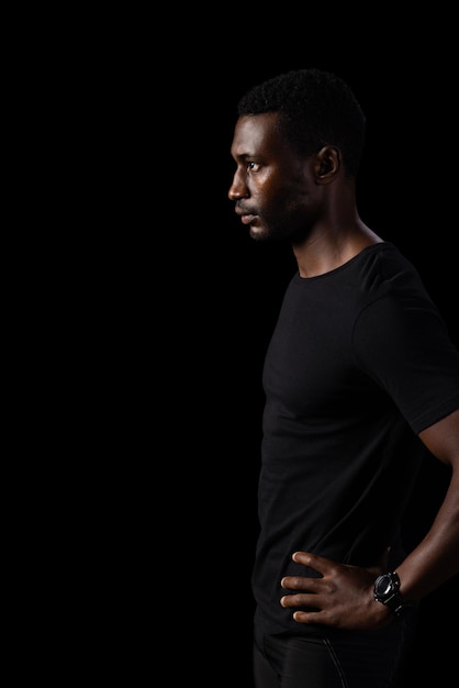 Foto homem afro-americano em uma pose contemplativa com espaço de cópia em um fundo preto