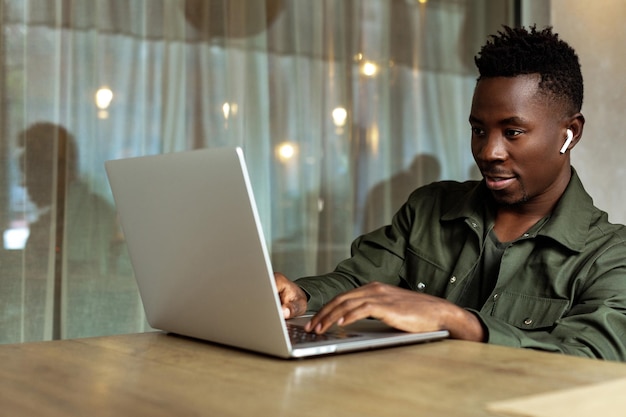 Homem afro-americano usando computador