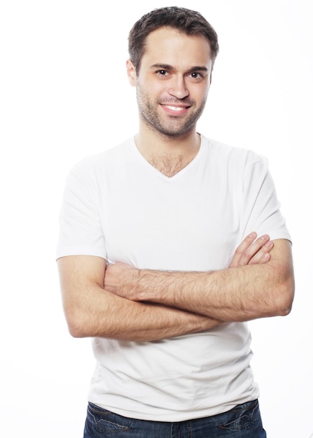 Foto homem bonito na camisa branca em branco, cara feliz