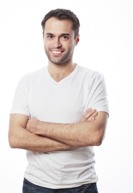 Foto homem bonito na camisa branca em branco