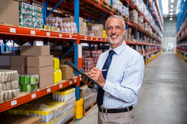 Homem de negócios está sorrindo durante seu trabalho