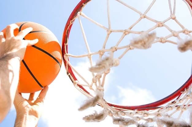 Foto homem jogando basquete na rua close-up