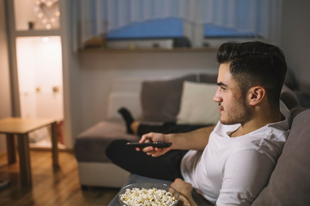 Foto homem trocando canais na tv