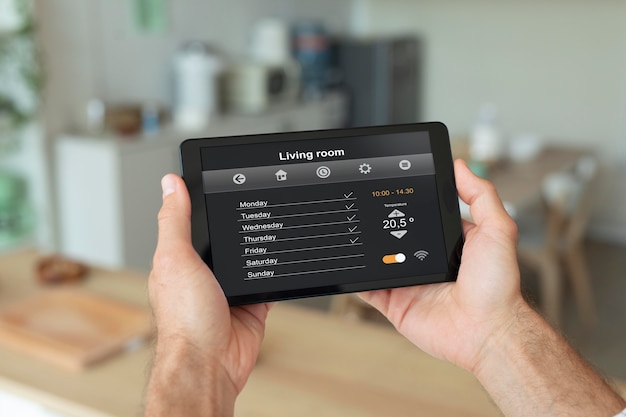 Homem usando seu tablet para um aplicativo de automação residencial