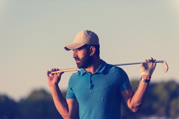 Foto hübsches nahöstliches golferporträt am golfplatz bei schönem sonnenuntergang