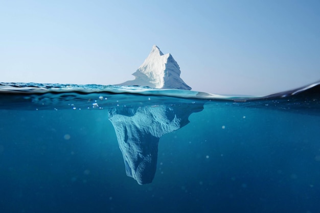 Iceberg no oceano com vista debaixo d'água Água cristalina Perigo oculto e conceito de aquecimento global