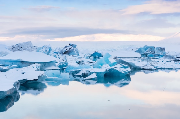 Icebergs azuis na lagoa glaciar, Jokulsarlon, Islândia