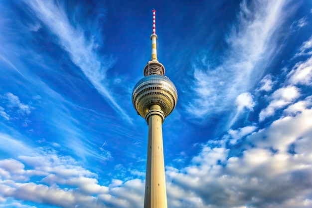 Foto ikonische touristenattraktion stadtansicht berlin mitte städtisches wahrzeichen ikonische struktur detail des berliner fernsehturms fernsehturm am alexanderplatz in berlin mitte