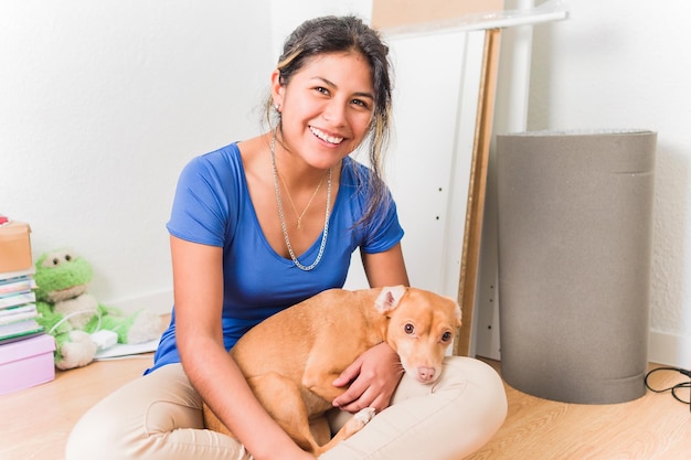 Independência da jovem estudante boliviana latina mudando de apartamento para universidade com animal de estimação