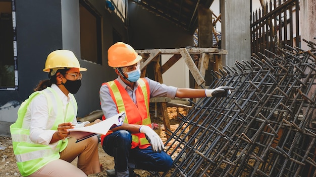 Ingenieurenteam trifft sich auf Baustelle für das Projekt der Industrie und überprüft den Entwurf des Plans