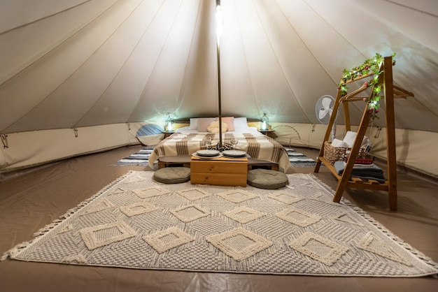 Interior da barraca na noite de glamping