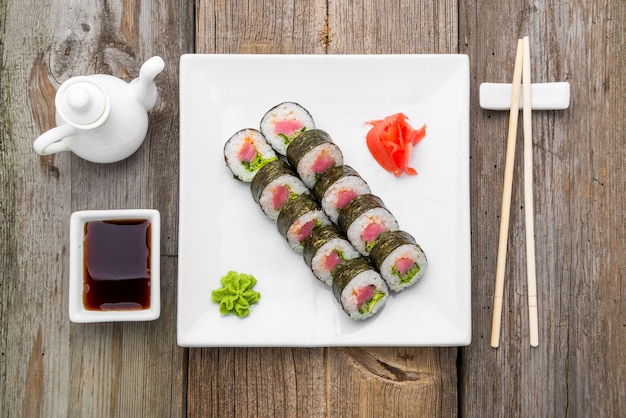 Foto japanisches traditionelles sushi-essen und brötchen mit frischen meeresfrüchten