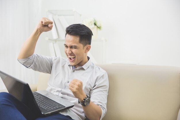 Foto jovem feliz levante a mão. sucesso