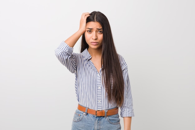 Foto jovem mulher bonita árabe sendo chocado, ela lembrou reunião importante.