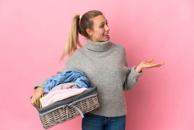 Foto jovem mulher lavando roupa isolada em rosa