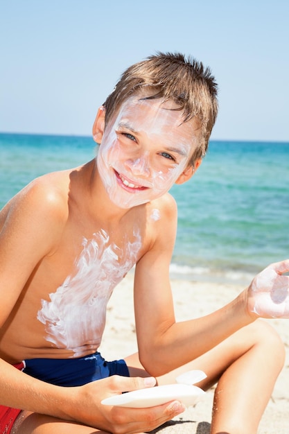 Foto junge, der sonnencreme auftut