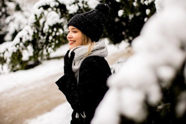 Junge Frau n warme Kleidung im Schnee genießen