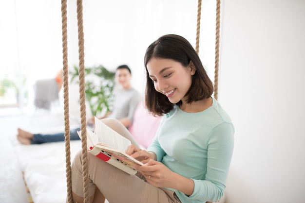 Foto junge hübsche asiatische frau zu hause entspannend